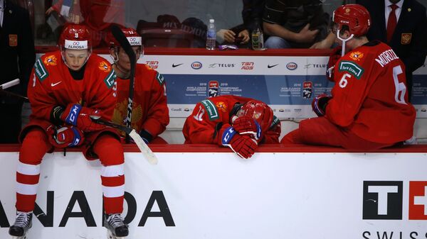 Хоккеисты молодежной сборной России после окончания матча