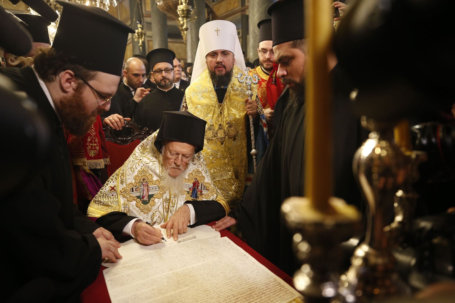 Вселенский Патриарх Варфоломей во время церемонии подписания томоса о независимости Украинской православной церкви в Георгиевском соборе Вселенского патриархата в Стамбуле, Турция. 5 января 2019 - РИА Новости, 1920, 05.08.2022