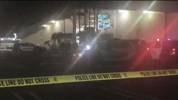 Полиция на месте стрельбы в боулинге в калифорнийском городе Торранс, США