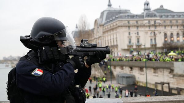 Сотрудник правоохранительных органов в Париже, где проходит протестная акция желтых жилетов