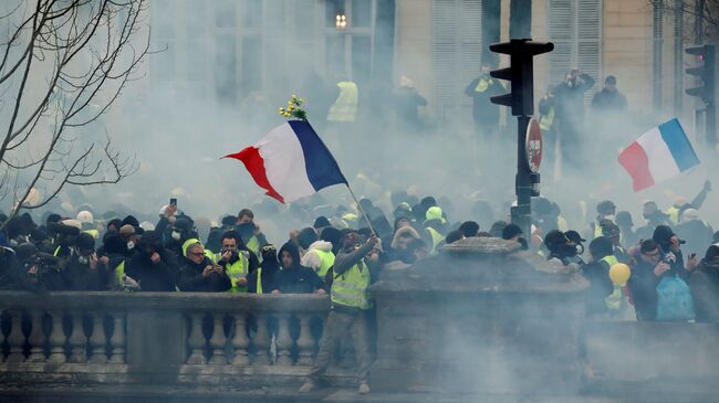 Участники протестной акции желтых жилетов в Париже. 5 января 2019