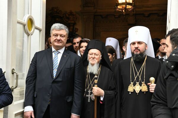 Президент Украины Петр Порошенко, Вселенский Патриарх Варфоломей и митрополит Епифаний после церемонии подписания томоса о независимости Украинской православной церкви в Георгиевском соборе Вселенского патриархата в Стамбуле, Турция. 5 января 2019 Президент Украины Петр Порошенко, Вселенский Патриарх Варфоломей и митрополит Епифаний после церемонии подписания томоса о независимости Украинской православной церкви в Георгиевском соборе Вселенского патриархата в Стамбуле, Турция. 5 января 2019