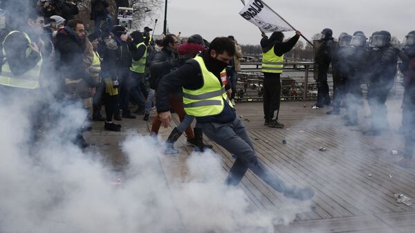 Демонстранты во время акций желтых жилетов во Франции