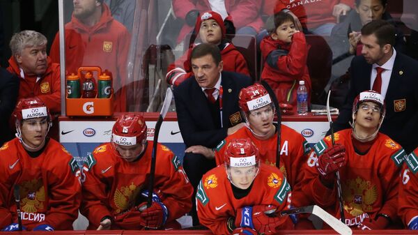 Главный тренер молодежной сборной России Валерий Брагин (в центре)