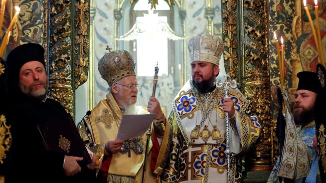 Вселенский Патриарх Варфоломей и митрополит Епифаний во время службы в Георгиевском соборе Вселенского патриархата в Стамбуле, Турция. 6 января 2019