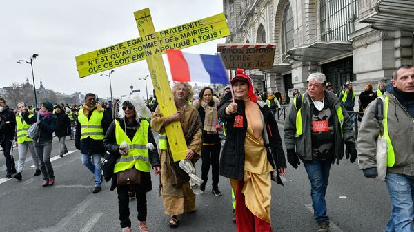 Участники протестной акции жёлтых жилетов в Париже.  5 января 2018