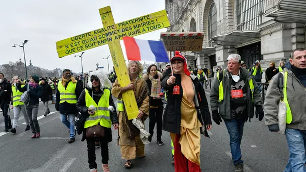 Участники протестной акции жёлтых жилетов в Париже.  5 января 2018