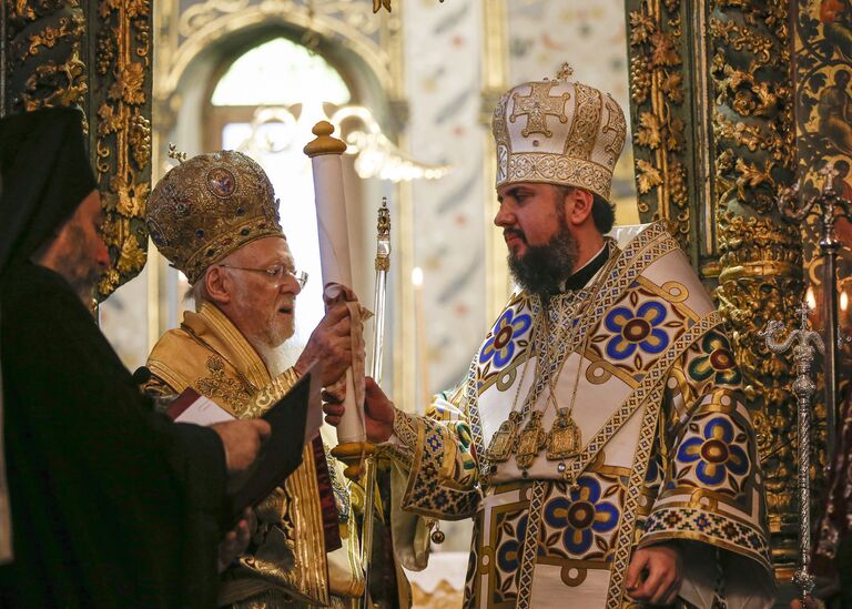 Константинопольский патриарх Варфоломей и митрополит Епифаний во время передачи томоса об автокефалии в Георгиевском соборе Вселенского патриархата в Стамбуле, Турция. 6 января 2019 Константинопольский патриарх Варфоломей и митрополит Епифаний во время передачи томоса об автокефалии в Георгиевском соборе Вселенского патриархата в Стамбуле, Турция. 6 января 2019