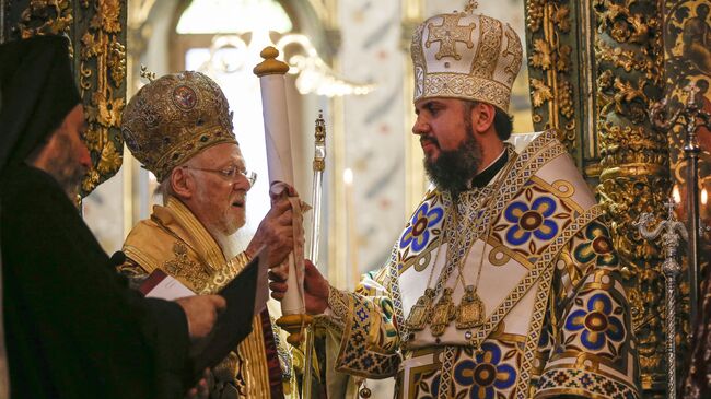 Константинопольский патриарх Варфоломей и митрополит Епифаний во время передачи томоса об автокефалии в Георгиевском соборе Вселенского патриархата в Стамбуле, Турция. 6 января 2019