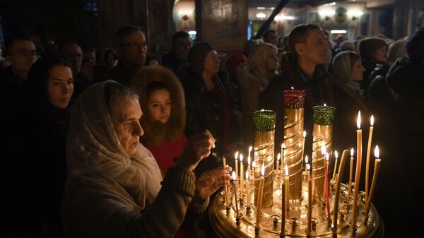 Верующие во время рождественского богослужения в Вознесенском кафедральном соборе в Новосибирске. 6 января 2019