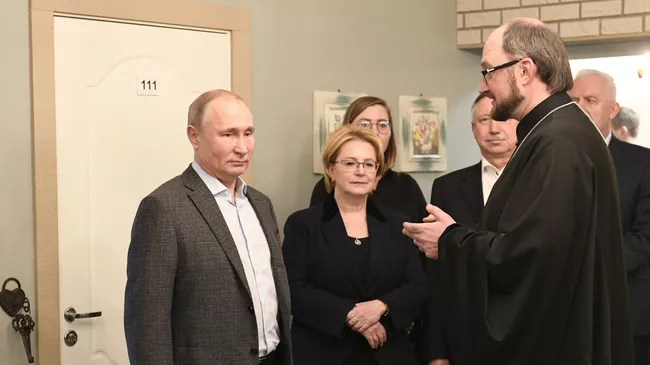 Президент РФ Владимир Путин и министр здравоохранения РФ Вероника Скворцова во время посещения Детского хосписа в Санкт-Петербурге. 6 января 2019
