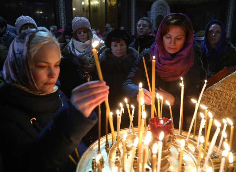 Верующие в храме Христа Спасителя в Москве перед Рождественским богослужением. 6 января 2018