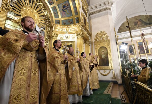 Священнослужители во время Рождественского богослужения в Спасо-Преображенском соборе всей гвардии в Санкт-Петербурге. 7 января 2019