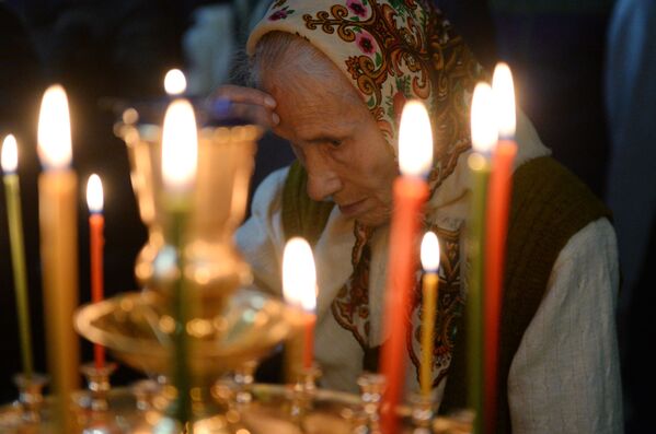 Женщина в церкви Архангела Михаила в Грозном