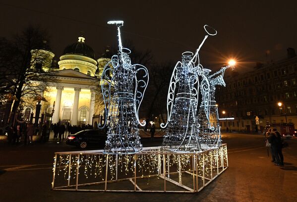 Праздничные световые фигуры перед Спасо-Преображенским собором всей гвардии в Санкт-Петербурге. 7 января 2019
