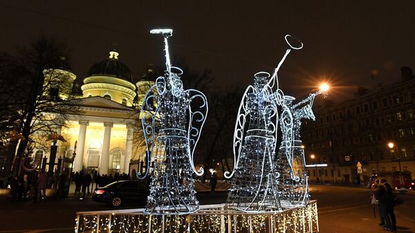 Праздничные световые фигуры перед Спасо-Преображенским собором всей гвардии в Санкт-Петербурге. 7 января 2019