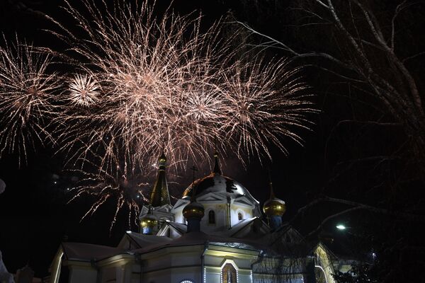Праздничный фейерверк возле Вознесенского кафедрального собора в Новосибирске в честь Рождества Христова. 6 января 2019