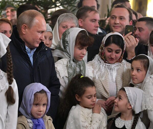 Владимир Путин во время Рождественского богослужения в Спасо-Преображенском соборе всей гвардии в Санкт-Петербурге. 6 января 2019