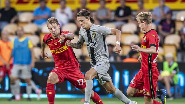 Кристоффер Ольссон (в центре)