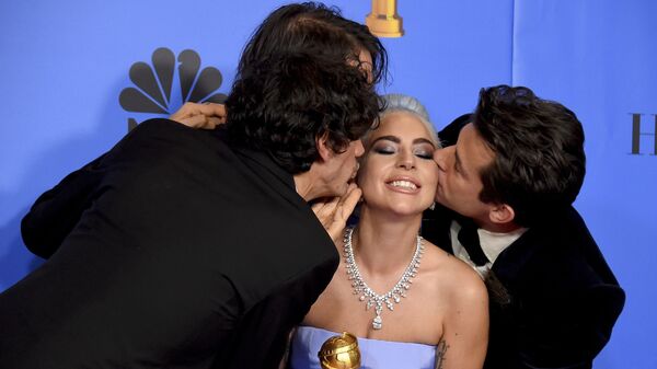 Энтони Россомандо, Эндрю Уайетт и Марк Ронсон целуют Леди Гагу на премии Золотой глобус в Беверли-Хиллз. 6 января 2019