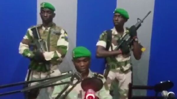 Солдат читает заявление по государственному телевидению, в котором говорится, что военные захватили контроль над правительством в Габоне. 7 января 2019