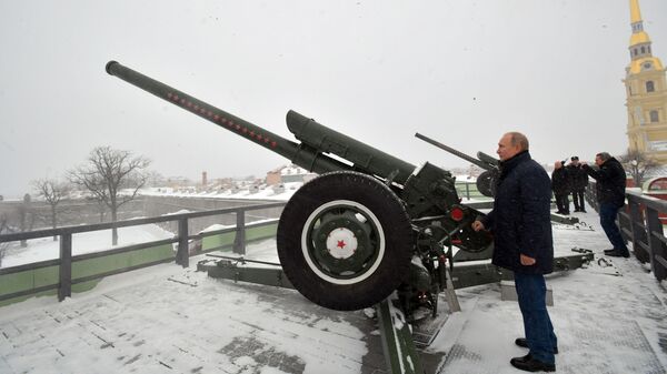 Владимир Путин производит традиционный полуденный выстрел из пушки во время прогулки по Петропавловской крепости. 7 января 2019