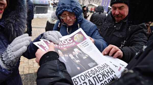Раздача газет на Софийской площади в Киеве