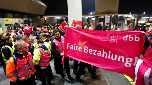 Члены профсоюзов принимают участие в забастовке в аэропорту Тегель, Германия. 7 января 2019