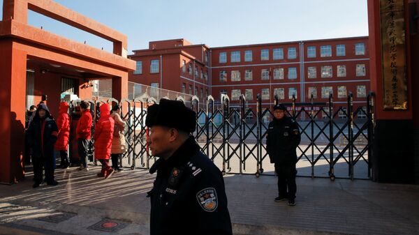 Полиция возле начальной школы, где произошло нападение, Пекин. 8 января 2019