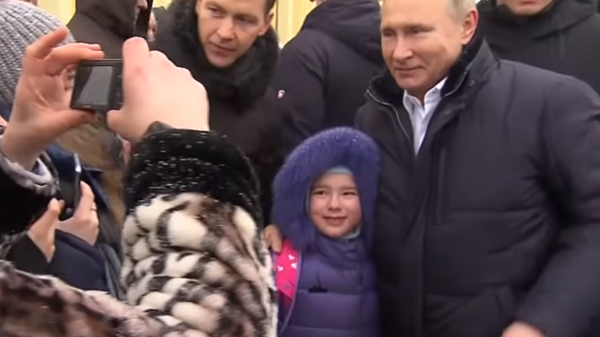 Путин во время визита в Петербург успокоил расплакавшуюся девочку