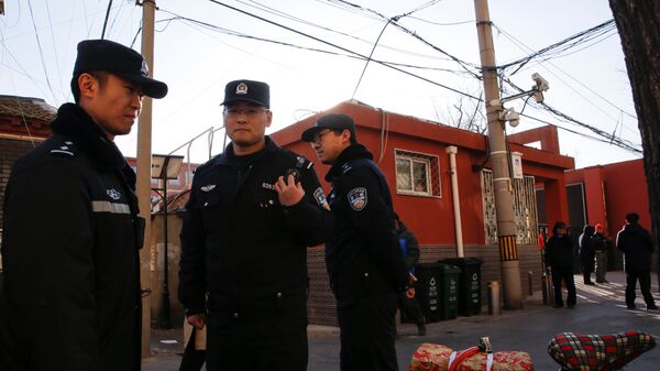 Полиция возле начальной школы, где произошло нападение, Пекин. 8 января 2019 