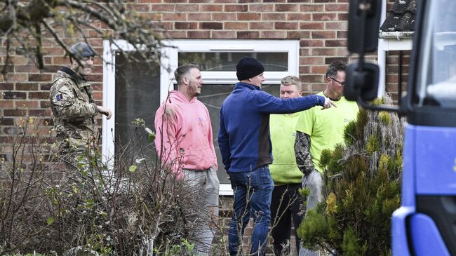 Рабочие и военнослужащие возле дома Сергея Скрипала в Солсбери, Англия. 8 января 2019 г.