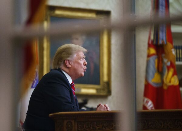 Президент США Дональд Трамп выступил со специальным телеобращением к американцам, посвященном шатдауну Президент США Дональд Трамп выступил со специальным телеобращением к американцам, посвященном шатдауну