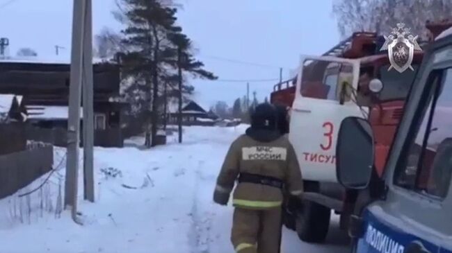 Сотрудники МЧС на месте пожара в поселке Тисуль Кемеровской области 