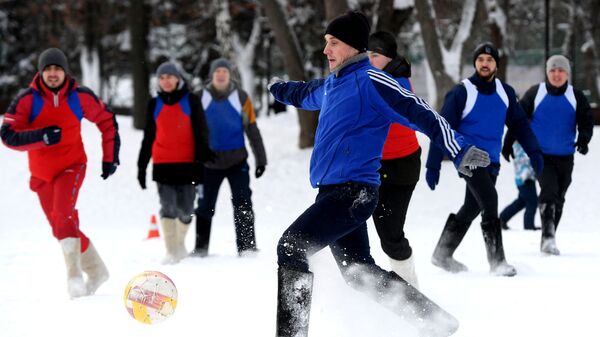 Участники футбольного матча в валенках в Центральном парке имени Горького в Казани