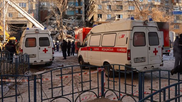 Автомобили скорой медицинской помощи на месте обрушения одного из подъездов жилого дома в Магнитогорске