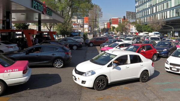 Автомобили в очереди на АЗС в Мехико. 8 января 2019
