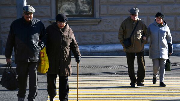 Пенсионеры на улице Москвы