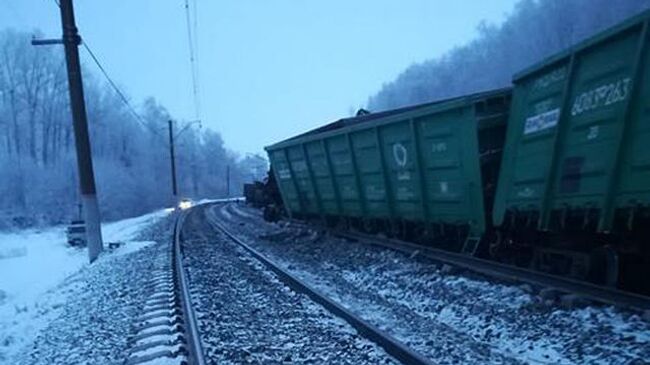 На месте схода вагонов грузового поезда в Оренбургской области. 9 января 2019