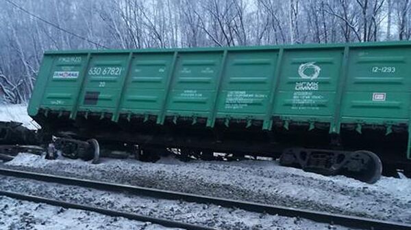 На месте схода вагонов грузового поезда в Оренбургской области. 9 января 2019