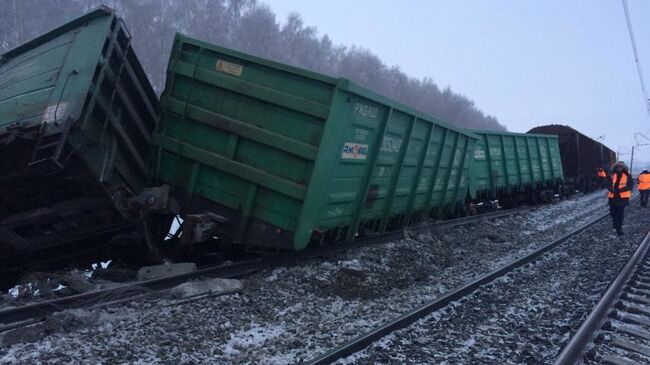 На месте схода вагонов грузового поезда в Оренбургской области. 9 января 2019