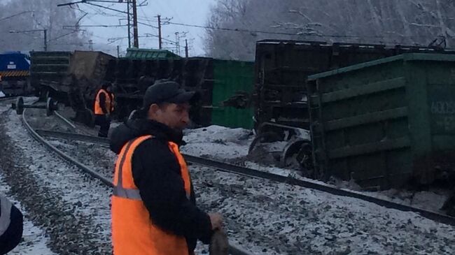 На месте схода вагонов грузового поезда в Оренбургской области. 9 января 2019