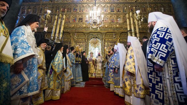 Вселенский Патриарх Варфоломей и митрополит Епифаний на службе в соборе Святого Георгия в Стамбуле