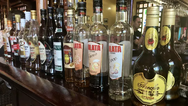 Бутылки рома, Куба