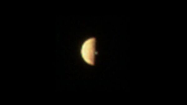 Снимок с бортовой камеры зонда Джуно JunoCam, сделанный до того, как Ио вошел в тень Юпитера