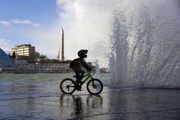 Подросток едет на велосипеде по одной из улиц в Севастополе