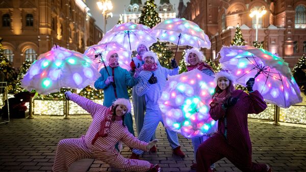 Участники фестиваля Путешествие в Рождество на площади Революции в Москве