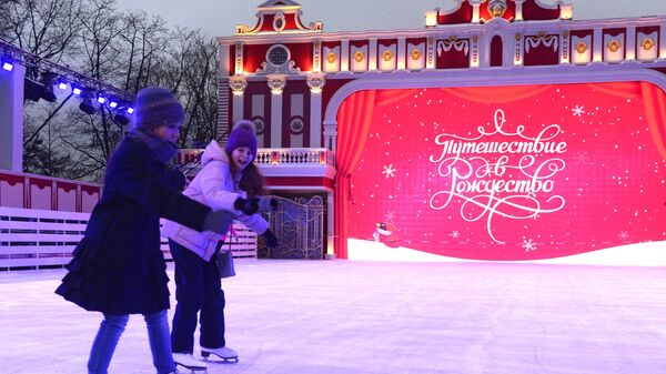 Девочки катаются на коньках на фестивале Путешествие в Рождество в Новопушкинском сквере в Москве