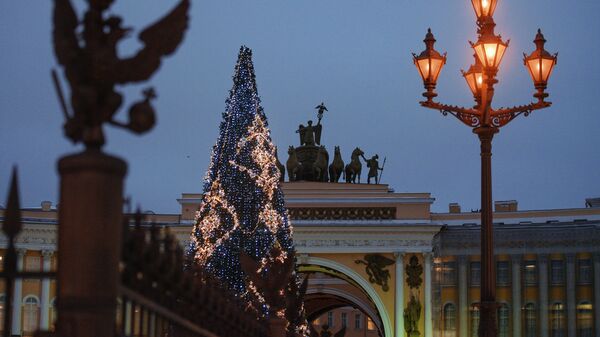 Фигура двухглавого орла со скипетром и державой на ограждении Александрийской колонны на Дворцовой площади в Санкт-Петербурге