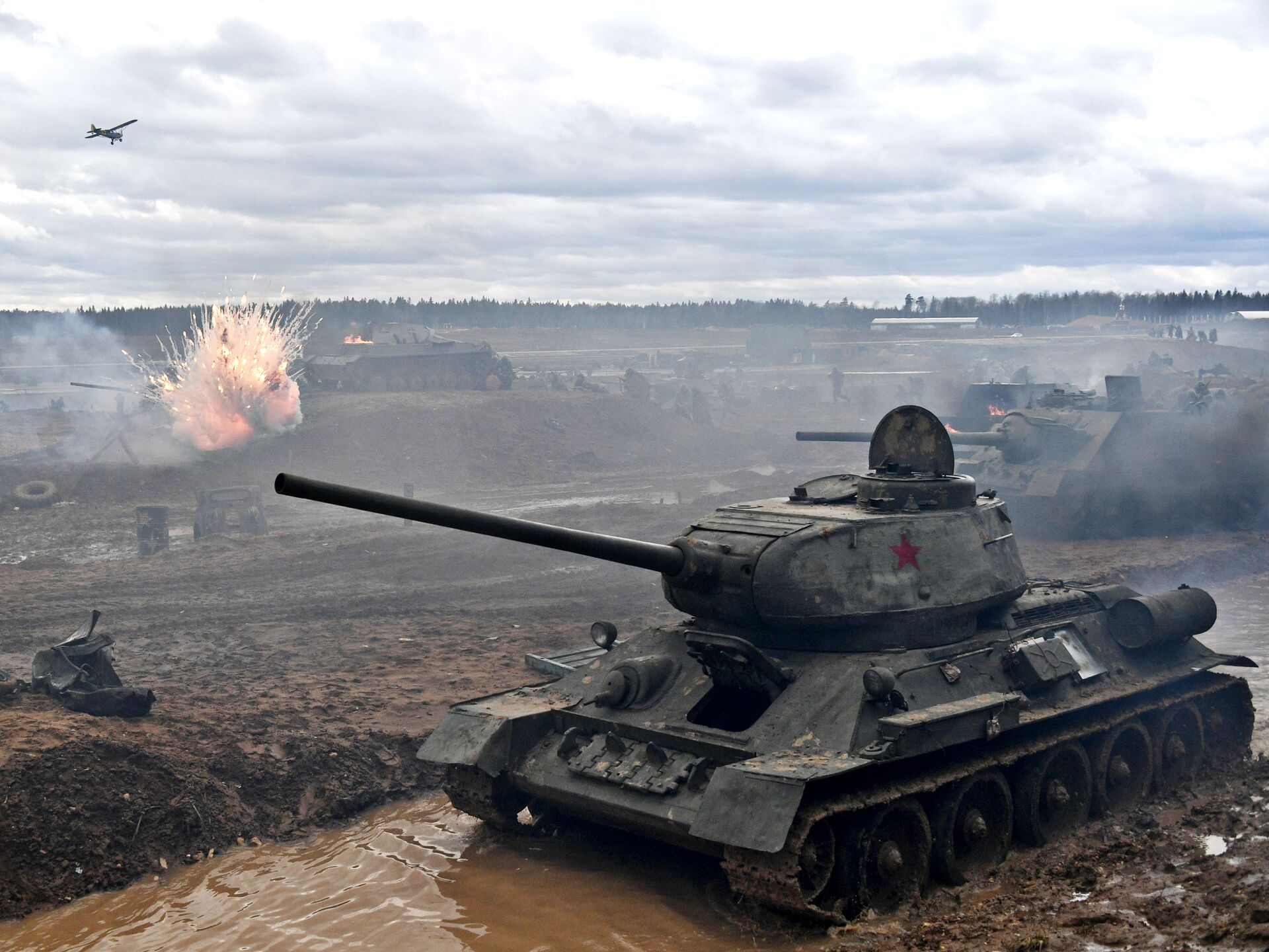 Военный ис. Танк т-34 в бою. Танк т34. Т-34 В бою.